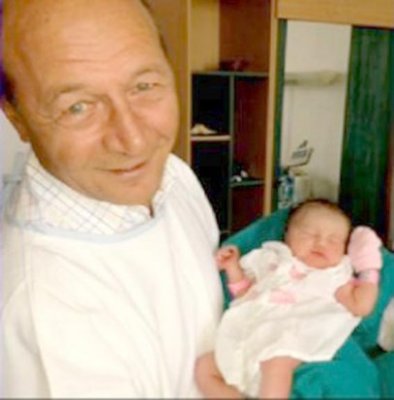 Traian Băsescu: Am primit nobilul titlu de bunic